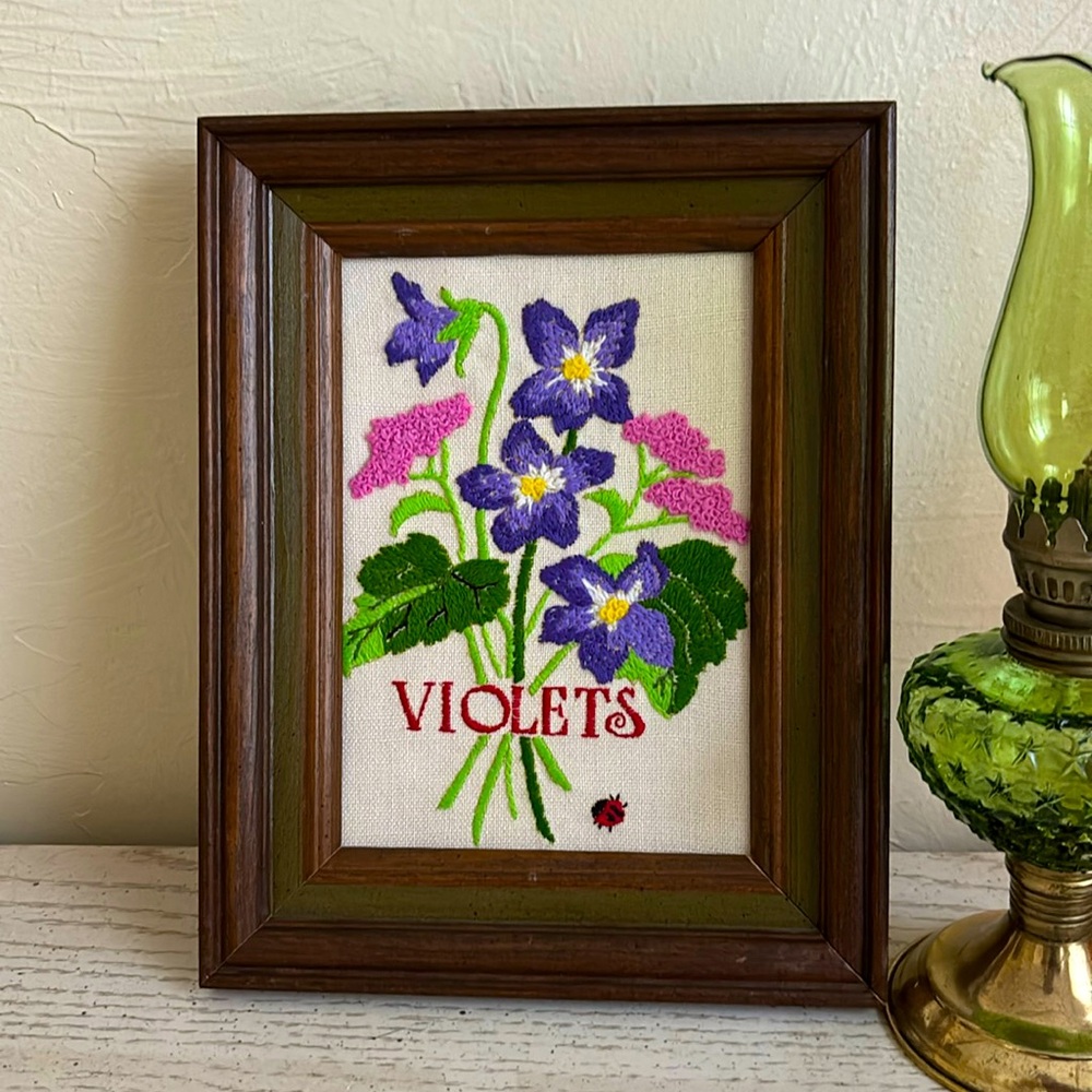 Vintage floral crewel in beautiful condition. 7x9 size💜